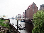 Holzhafen, rechts die Rolandmühle.