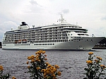 The World, ein Schiff nur mit Eigentumswohnungen für Leute mit millionen Dolars. Machte Bremen 2005 einen Besuch.