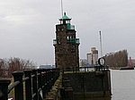 Alter Leuchtturm am Wendebecken zwischen Europa und zugespülten Überseehafen.
